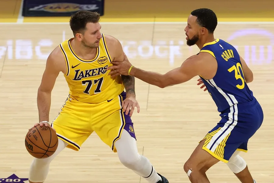 Stephen Curry y Luka Dončić lideran las ventas de camisetas en la mitad de la temporada NBA 2025-26