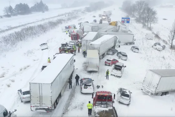 Tormenta de nieve en Michigan provoca choque masivo de más de 100 vehículos