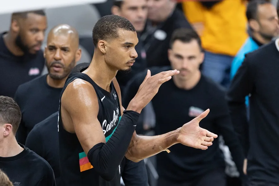 Victor Wembanyama hace historia al ser elegido “Defensa del Año” por unanimidad