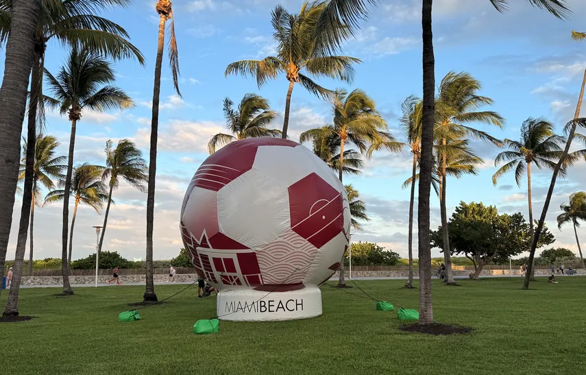 Arrestan a un hombre en Miami Beach por destruir un balón inflable gigante de la FIFA