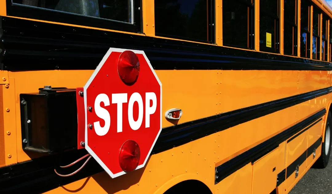 Broward aprueba instalar cámaras en 1.000 autobuses escolares para multar a infractores