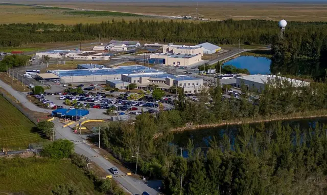 ICE evacúa el Centro de Procesamiento de Servicios Krome debido a la cercanía de las llamas