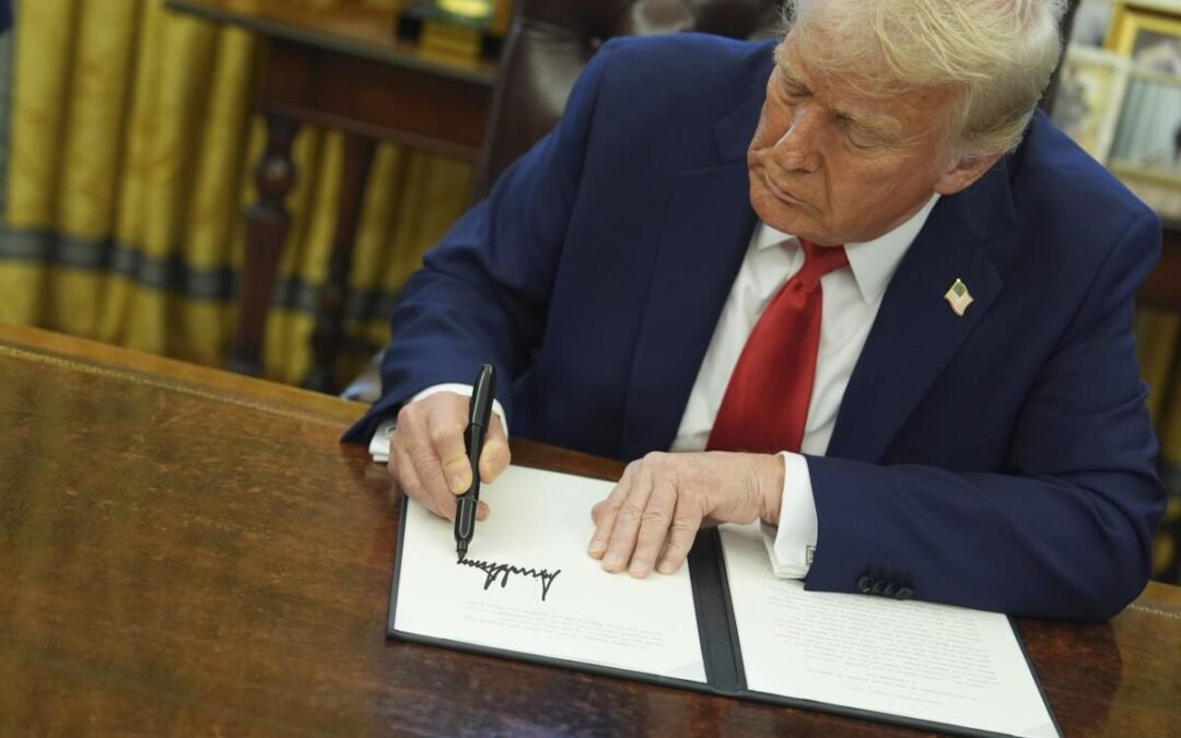 Trump ordena cerrar y confiscar los fondos de las cuentas bancarias de inmigrantes ilegales