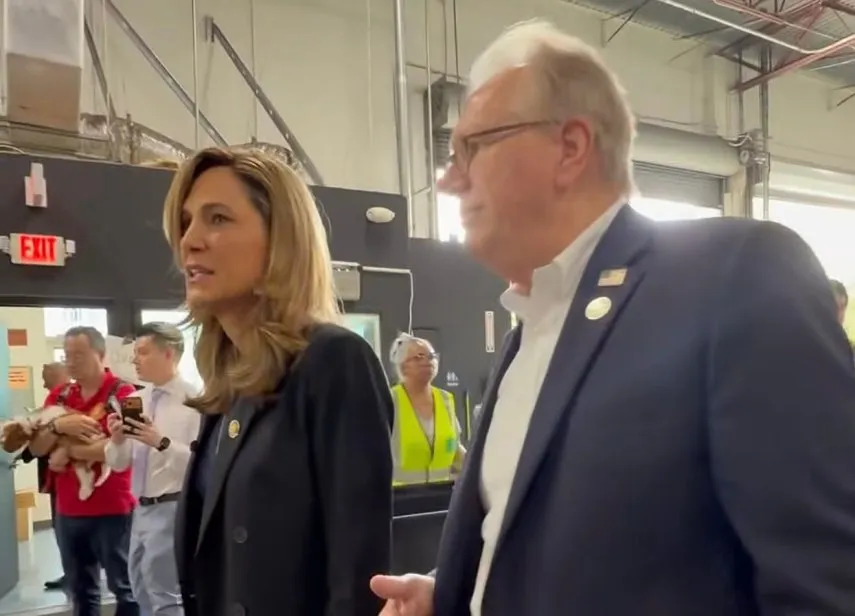 Congresista Salazar supervisa masiva ayuda en Miami