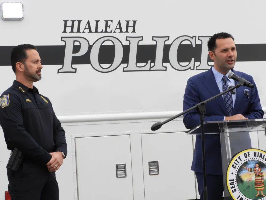 Multan al alcalde de Hialeah tras polémico incidente de tráfico en Miami