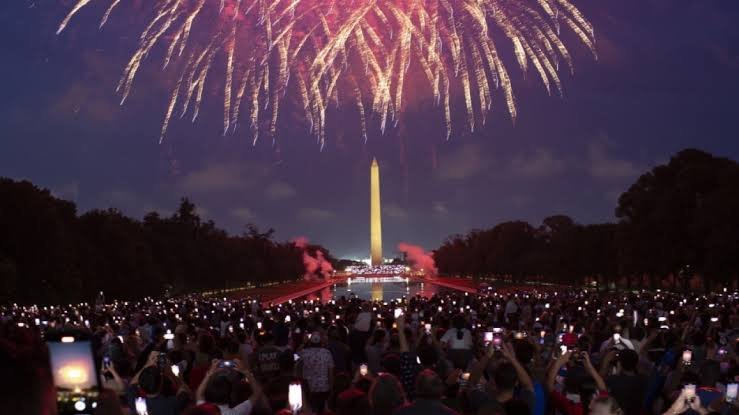 Trump conmemora el 4 de Julio y exige endurecer las reglas electorales