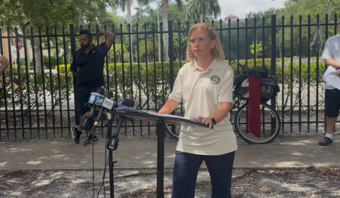 Wasserman Schultz denuncia condiciones inhumanas en centro de ICE