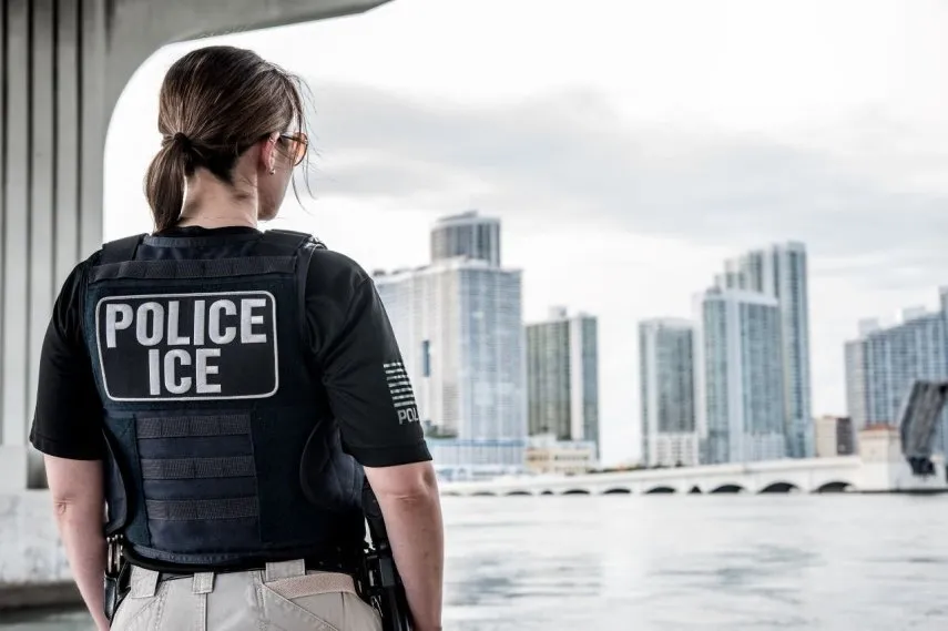 ICE busca añadir 5.500 camas en centros de detención ante cifra récord de arrestos