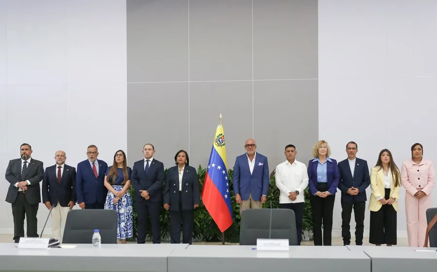 Chavismo y oposición acuerdan primer ciclo de diálogo presencial en Caracas