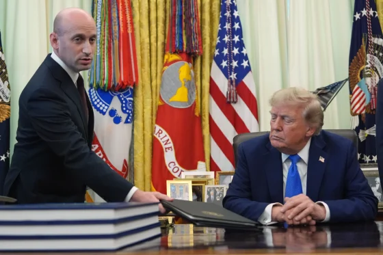 Donald Trump firma órdenes ejecutivas para restringir la ciudadanía por nacimiento