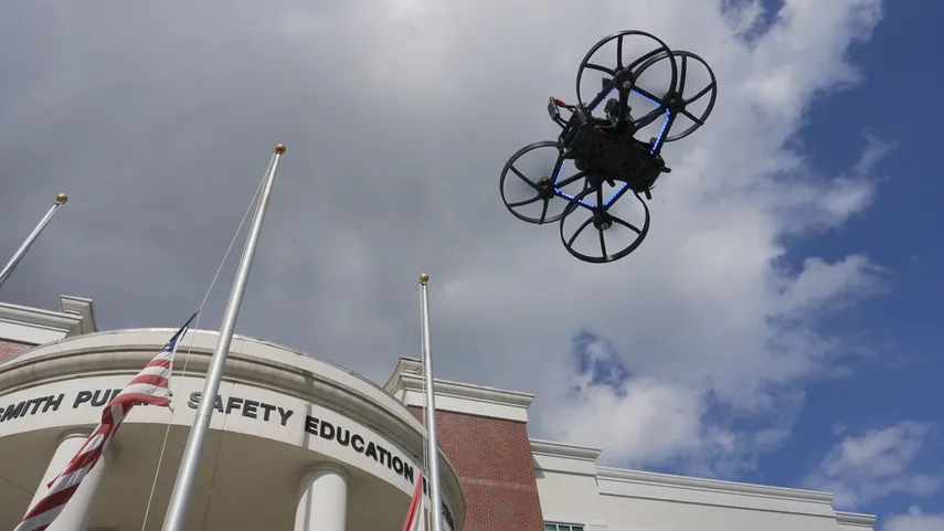 El distrito escolar de Broward evalúa programa piloto con drones tácticos en aulas
