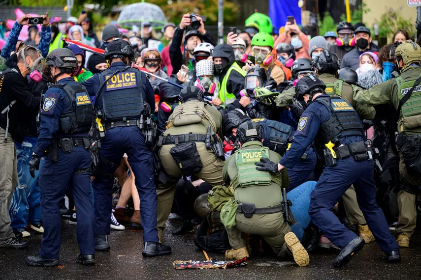 Estados Unidos destina 20 millones de dólares para equipar a agentes de ICE con guantes de electrochoque