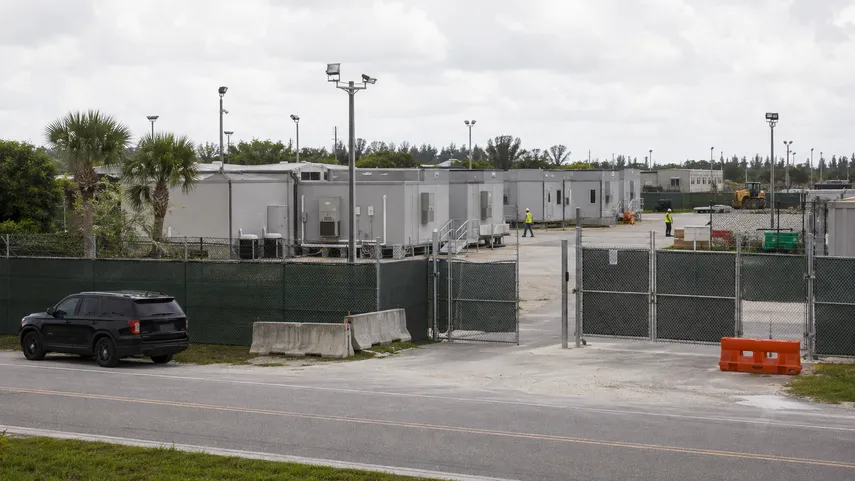 La Patrulla de Carreteras de Florida consulta construir centros de detención temporales