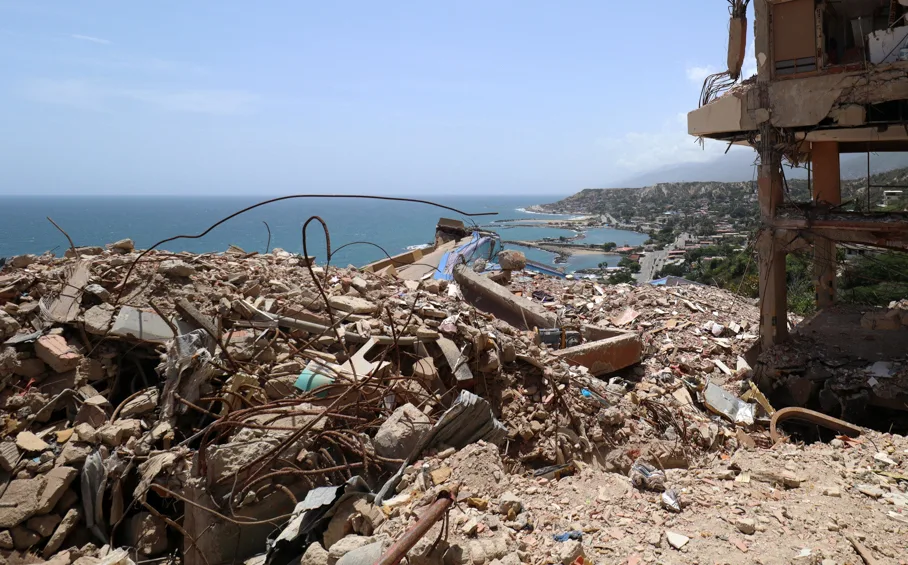 Se cumplen dos meses del terremoto en Venezuela en medio de la reactivación comercial en La Guaira