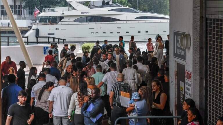 Colapso y largas filas en el tribunal de inmigración de Miami