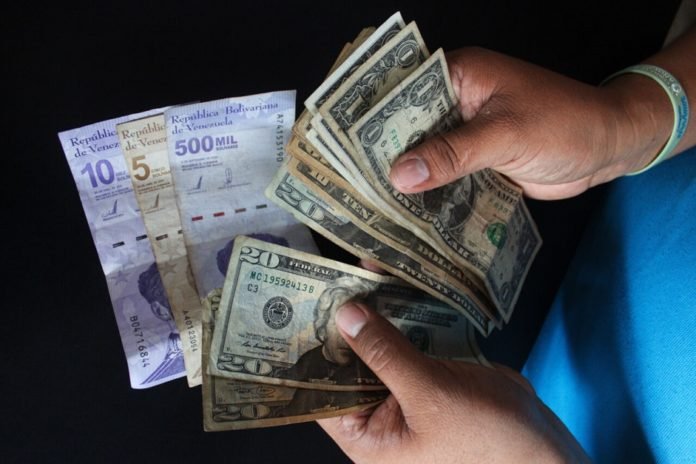 El dólar oficial en Venezuela supera la barrera de los 800 bolívares