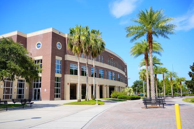Florida restringe acceso a educación técnica y superior a indocumentados