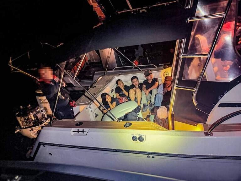 Guarda Costera intercepta embarcación clandestina frente a los Cayos de Florida