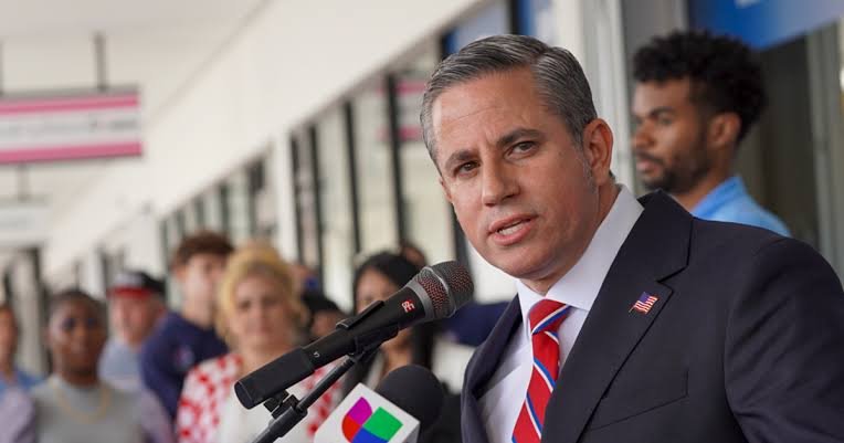 Revocan licencia comercial a empresa de envíos en Miami-Dade