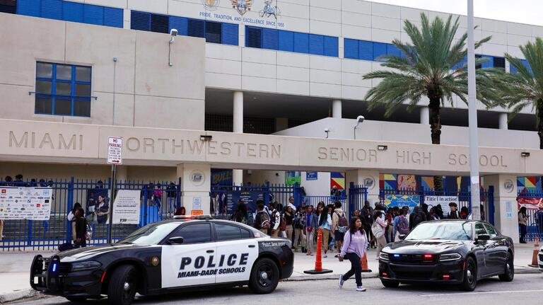 Violento apuñalamiento a las afueras de secundaria en Miami