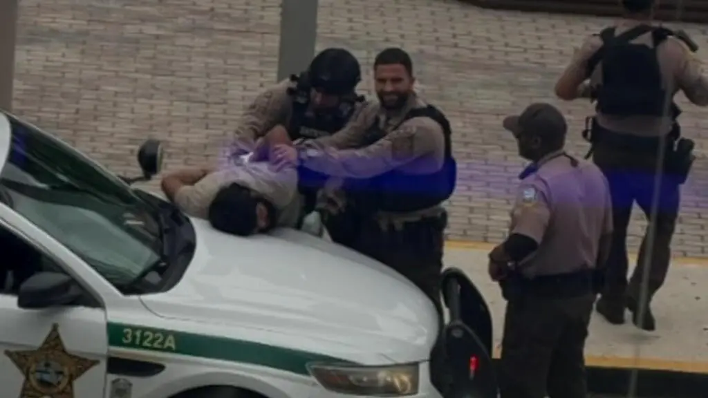 Detienen a sospechoso tras persecución policial cerca del aeropuerto de Miami