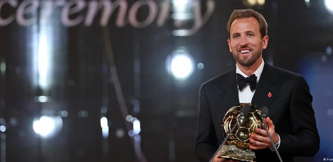 El delantero inglés Harry Kane es galardonado con el Balón de Oro 2026 en Londres