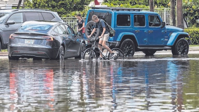 Emiten alerta por Mareas Rey, fuertes lluvias y vientos en el sur de Florida