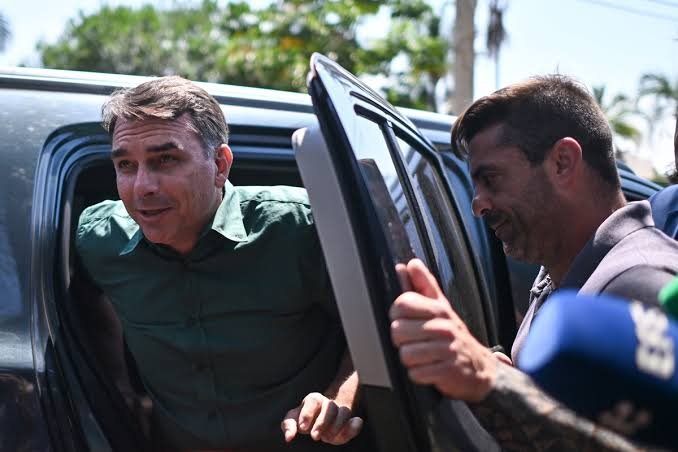 Flávio Bolsonaro aterriza en Miami en medio de aguda controversia judicial