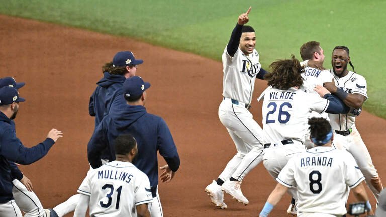 Rays de Tampa Bay evitan la barrida y vencen agónicamente a los Cerveceros en la Serie Mundial